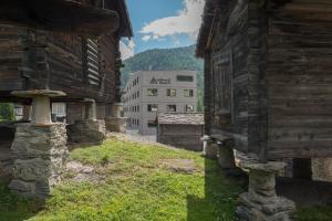 Nespecifikovaný výhled na hory nebo výhled na hory při pohledu z hostelu