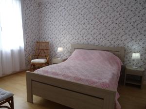 レ・サ​​ーブル・ドロンヌにあるMaison Les Sables-d'Olonne, 3 pièces, 4 personnes - FR-1-92-768のベッドルーム1室(ピンクの掛け布団、椅子付)