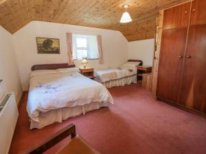 Un pat sau paturi într-o cameră la Gortagown Cottage