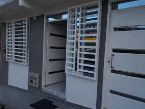 un par de puertas cerradas en un edificio en APARTAMENTO FAMILIAR MARAL 2, en Salento