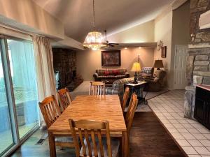 - un salon avec une table et des chaises en bois dans l'établissement Golfside Vacation Home 1, à Bella Vista