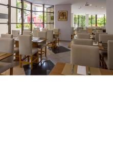 A restaurant or other place to eat at FLAT no Gonzaga com estacionamento incluso