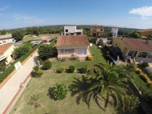 an aerial view of a house with a yard at Casa Les Roques in Báscara