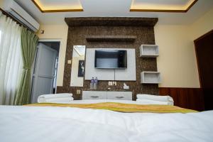 Un pat sau paturi într-o cameră la Gauri Shankar Hotel Nagarkot