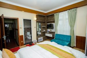 Un pat sau paturi într-o cameră la Gauri Shankar Hotel Nagarkot