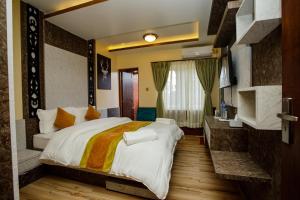 Un pat sau paturi într-o cameră la Gauri Shankar Hotel Nagarkot