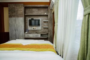 Un pat sau paturi într-o cameră la Gauri Shankar Hotel Nagarkot
