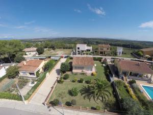 una vista aérea de una casa con patio en Casa Les Roques en Báscara