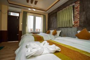 Un pat sau paturi într-o cameră la Gauri Shankar Hotel Nagarkot