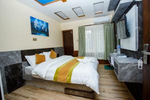 Un pat sau paturi într-o cameră la Gauri Shankar Hotel Nagarkot