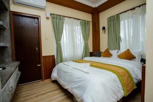 Un pat sau paturi într-o cameră la Gauri Shankar Hotel Nagarkot
