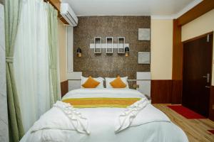 Un pat sau paturi într-o cameră la Gauri Shankar Hotel Nagarkot