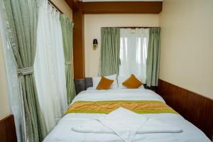 Un pat sau paturi într-o cameră la Gauri Shankar Hotel Nagarkot