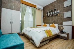 Un pat sau paturi într-o cameră la Gauri Shankar Hotel Nagarkot