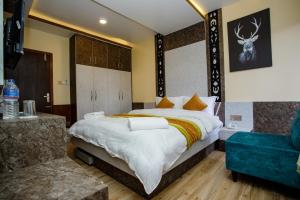 Un pat sau paturi într-o cameră la Gauri Shankar Hotel Nagarkot