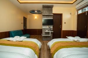 Un pat sau paturi într-o cameră la Gauri Shankar Hotel Nagarkot