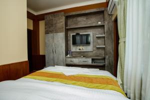 Un pat sau paturi într-o cameră la Gauri Shankar Hotel Nagarkot