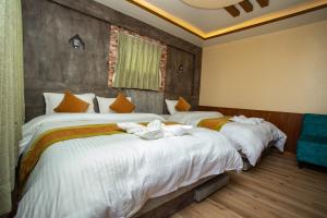 Un pat sau paturi într-o cameră la Gauri Shankar Hotel Nagarkot
