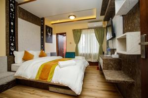 Un pat sau paturi într-o cameră la Gauri Shankar Hotel Nagarkot