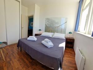 Giường trong phòng chung tại Apartment with sea views, Primel-Trégastel