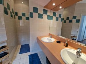 Kúpeľňa v ubytovaní Flat in Primel with Sea View & Beaches Nearby