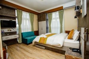 Un pat sau paturi într-o cameră la Gauri Shankar Hotel Nagarkot