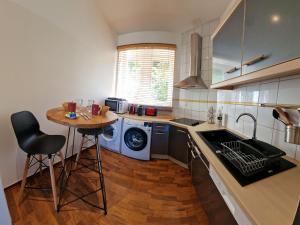 Nhà bếp/bếp nhỏ tại Apartment with sea views, Primel-Trégastel
