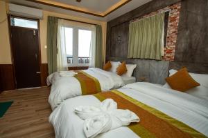 Un pat sau paturi într-o cameră la Gauri Shankar Hotel Nagarkot