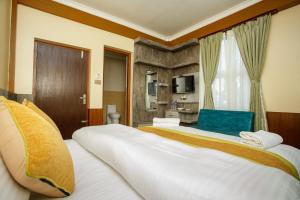 Un pat sau paturi într-o cameră la Gauri Shankar Hotel Nagarkot