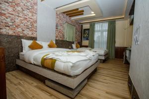 Un pat sau paturi într-o cameră la Gauri Shankar Hotel Nagarkot
