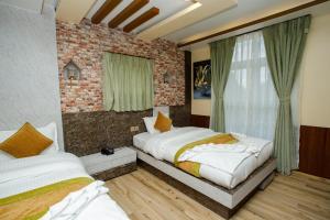Un pat sau paturi într-o cameră la Gauri Shankar Hotel Nagarkot