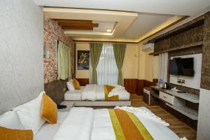 Un pat sau paturi într-o cameră la Gauri Shankar Hotel Nagarkot