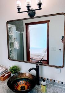 Et badeværelse på Contemporary House with Ocean View Decks