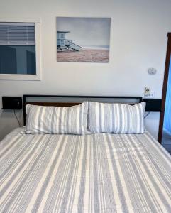 Säng eller sängar i ett rum på Contemporary House with Ocean View Decks