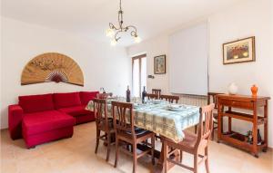 sala de estar con mesa y sofá rojo en Gorgeous Home In Fabriano With Kitchen, en Fabriano