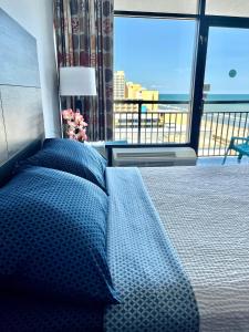 Voodi või voodid majutusasutuse Ocean View Queen Suite 10th floor Myrtle Beach toas