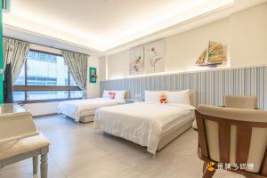 a hotel room with two beds and a window at 幸福來了-免費車位 電梯 寵物友善 近花蓮火車站 in Hualien City