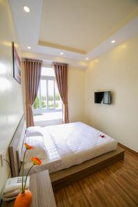 Postel nebo postele na pokoji v ubytování Nhật Nguyên Hotel
