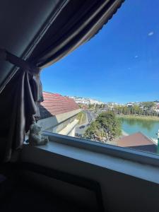 Výhled na řeku, která protéká v blízkosti hotelu