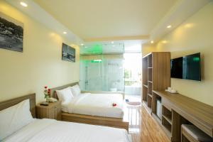 Postel nebo postele na pokoji v ubytování Nhật Nguyên Hotel