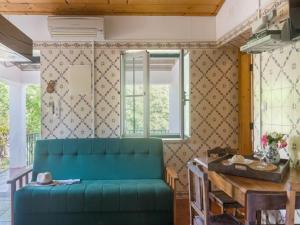 un soggiorno con divano verde e tavolo di Country Farmhouse in Montemor o Novo with Pool a Montemor-o-Novo