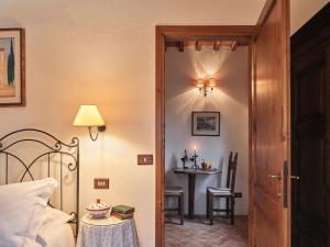 Una cama o camas en una habitación de Charming House in Tuscany with Pool 21 fotos más