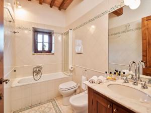 Kúpeľňa v ubytovaní Monte House Umbria with Pool and Garden + 30 fotografií