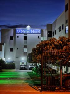 un edificio con un cartel que lee hotel de noticias en O Neves Hotel, en Guanambi