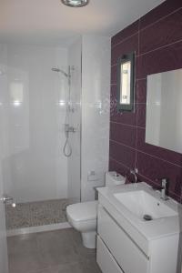 ein Badezimmer mit Toilette, Waschbecken und Dusche in der Unterkunft Sierra de Chiva Villa in Chiva + 17 Fotos