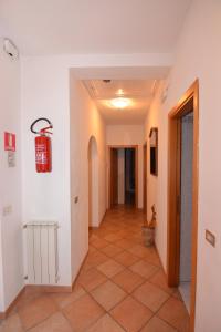 um corredor com um extintor de incêndio na parede em Short-lets affittacamere em Montemitro