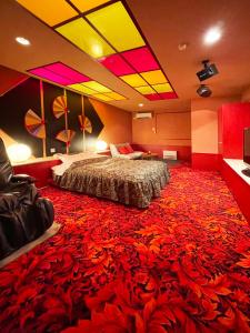 Yobitoにあるホテル アランのベッドと大きな赤いカーペットが備わるホテルルームです。