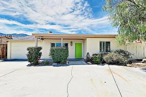 een huis met een oprit ervoor bij North Sunrise Escape Permit# 4317 in Palm Springs
