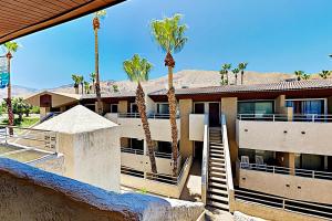 un bâtiment avec des palmiers en face de celui-ci dans l'établissement Biarrtx D20, à Palm Springs