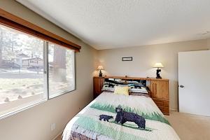 1 dormitorio con cama y ventana grande en Meadow-Front Metcalf Bay Gem, en Big Bear Lake